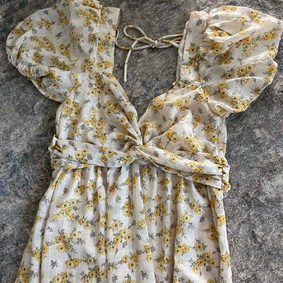 Yellow Floral Dress- ASTR the Label Tie Back Dress- Midi Dress-NWOT - Picture 5 of 15